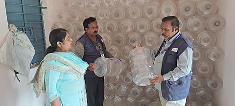 சோதனை மேற்கொண்ட அதிகாரிகள்