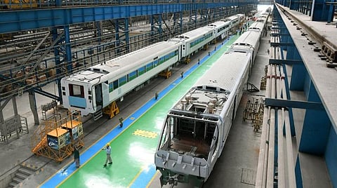 பெரம்பூர் ஐசிஎஃப்.பில் `வந்தே பாரத்' ரயில் தயாரிப்பு மத்திய அமைச்சர் ஆய்வு