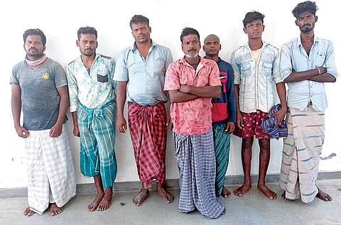 இலங்கை கடற்பைடயினரால் சிறைப்பிடிக்கப்பட்ட தமிழக மீனவர்கள் 15 பேர்.