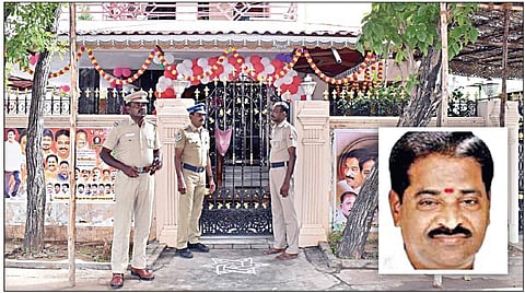 கடலூரில் உள்ள எம்எல்ஏ ஐயப்பன் வீட்டுக்கு போலீஸ் பாதுகாப்பு போடப்பட்டுள்ளது. (உள்படம்) எம்எல்ஏ﻿﻿ ஐயப்பன்.