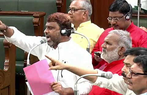 தேஜஸ்விக்கு எதிராக பிஹார் சட்டப்பேரவையில் பாஜக அமளி