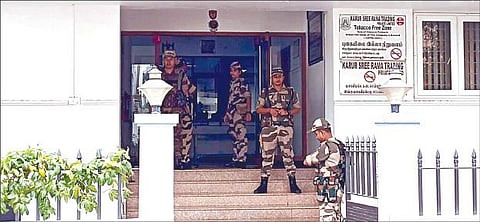 கரூர் சின்ன ஆண்டாங்கோவில் பகுதியில் நேற்று வருமான வரித் துறை சோதனை நடைபெற்ற ஸ்ரீ ராமவிலாஸ் வீவிங் ஃபேக்டரி.