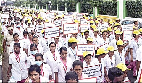 உலக மக்கள் தொகை தினத்தையொட்டி, சென்னை சிவானந்தா சாலையில் சுகாதாரத் துறை அமைச்சர் மா.சுப்பிரமணியன் தொடங்கி வைத்த விழிப்புணர்வு பேரணியில் கலந்து கொண்ட செவிலியர் பயிற்சி மாணவிகள்.படம்: ம.பிரபு