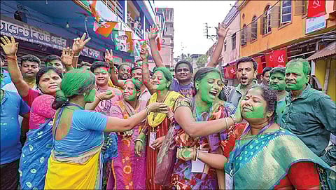 மேற்குவங்க உள்ளாட்சித் தேர்தல் முடிவுகளில் ஆளும் திரிணமூல் காங்கிரஸ் முன்னிலையில் உள்ளது. அந்த கட்சி தொண்டர்கள் கொல்கத்தா அருகே உள்ள ஹவுரா நகர வீதியில் குவிந்து வெற்றியை கொண்டாடினர். படம்: பிடிஐ