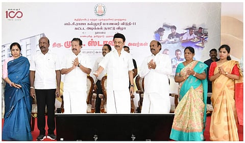 சைதாப்பேட்டை எம்.சி.ராஜா கல்லூரி மாணவர் விடுதி வளாகத்தில் ரூ. 44.50 கோடி மதிப்பீட்டில் கட்டப்படவுள்ள மாணவர் விடுதிக் கட்டடத்துக்கு முதல்வர் ஸ்டாலின் அடிக்கல் நாட்டினார்