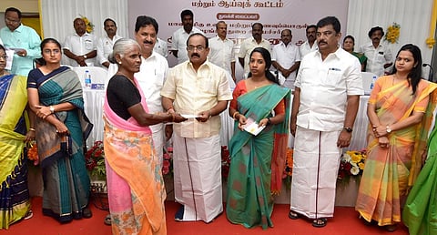 கிருஷ்ணகிரி ஆட்சியர் அலுவலகத்தில் நடந்த நலத்திட்ட உதவிகள் வழங்கும் நிகழ்ச்சியில் பயனாளிகளுக்கு நலத்திட்ட உதவிகளை உணவுத் துறை அமைச்சர் அர.சக்கரபாணி வழங்கினார்.