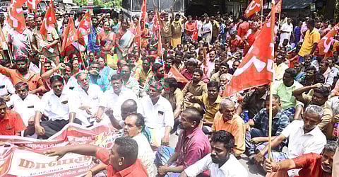 மதுரையில் இன்று சிஐடியு, மாநகராட்சி தொழிலாளர் சங்கத்தினர் அண்ணா பேருந்து நிலையம் முன்பு சாலை மறியலில் ஈடுபட்டனர். | படங்கள்: எஸ்.கிருஷ்ணமூர்த்தி.