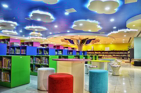 மதுரையில் புதிதாக கட்டப்பட்ட கலைஞர் நூற்றாண்டு நூலகத்தில் குழந்தைகளை கவர்வதற்காக வண்ணமயமாக அமைக்கப்பட்டுள்ள குழந்தைகளுக்கான சிறப்பு பிரிவு. படம்: நா. தங்கரத்தினம்.
