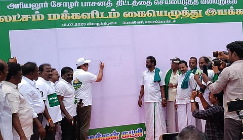 பொன்னேரியில் சோழர் பாசன திட்டத்தை செயல்படுத்த வலியுறுத்தி கையெழுத்து இயக்கத்தை பாமக தலைவர் அன்புமணி ராமதாஸ் தொடங்கி வைத்தார்