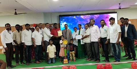 அரசு ராஜாஜி மருத்துவமனையில் கவுரவிக்கப்பட்ட ஜீவநதி அமைப்பை சேர்ந்தோர்.