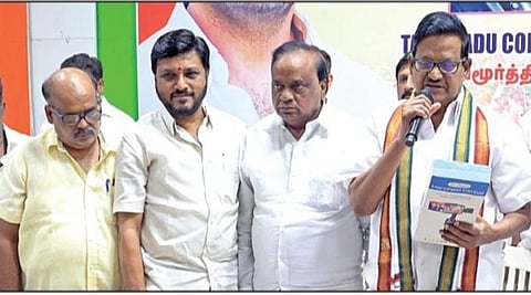 தமிழ்நாடு காங்கிரஸ் மாவட்ட தலைவர்கள் கூட்டம் மாநில தலைவர் கே.எஸ்.அழகிரி தலைமையில் சென்னை சத்தியமூர்த்தி பவனில் நேற்று நடந்தது.  படம்: எஸ்.சத்தியசீலன்