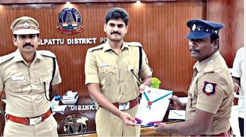 பாமக பிரமுகர் கொலை வழக்கில் குற்றவாளிகளை கைது செய்த போலீஸாருக்கு பாராட்டு சான்று வழங்கும் மாவட்ட காவல் கண்காணிப்பாளர் வி.வி. சாய் பிரனீத்.