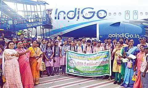 கோவையிலிருந்து விமானத்தில் அழைத்துச் செல்லப்பட்ட கண்ணார்பாளையம் அரசு உயர்நிலைப் பள்ளி மாணவர்கள்.