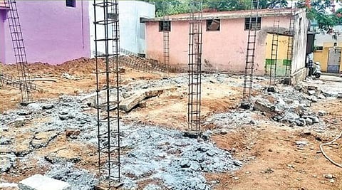 வளையாம்பட்டு பகுதியில் தரமற்ற முறையில் கட்டப்படும் அங்கன்வாடி மைய கட்டிடத்தில் இருந்து அகற்றப்பட்ட சிமென்ட் பூச்சுகள்