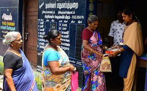 அமுதம் அங்காடி, ரேஷன் கடையில் குறைந்த விலையில் தக்காளி, துவரம் பருப்பு விற்பனை தொடக்கம்: அமைச்சர் சக்கரபாணி தகவல்