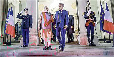 பிரான்ஸின் எலிசி அரண்மனையில் பிரதமர் மோடிக்கு ‘கிராண்ட் கிராஸ் ஆஃப் தி லீஜியன் ஆஃப் ஹானர் ’ விருதை அளித்த பின் அவரை அழைத்து வருகிறார் அதிபர் இம்மானுவேல் மேக்ரான்.