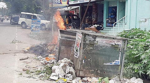 தருமபுரி மாவட்டம் இலக்கியம்பட்டி ஊராட்சியில் குப்பைத் தொட்டியில் தீ வைத்து எரிக்கப்பட்ட குப்பைகள்.