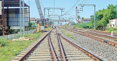 திருச்சி - காரைக்குடி வழித்தடத்தில் மேம்பாலம் அமைக்க நிலைநிறுத்தப்பட்ட  கான்கிரீட் கர்டர்கள்.