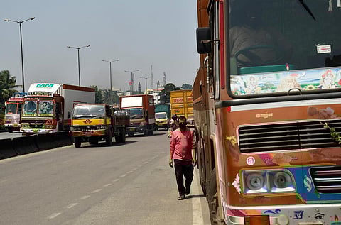 கனமழையால் வர்த்தகம் பாதிப்பு - வட மாநிலம் செல்லும் 75 ஆயிரம் சரக்கு லாரிகள் நிறுத்தம்