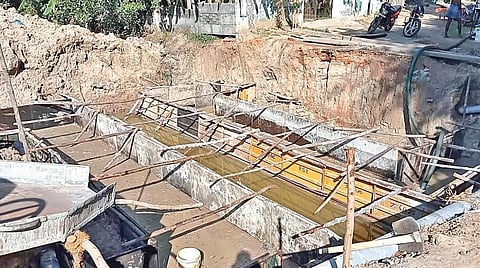 திருத்துறைப்பூண்டி அருகே கொருக்கையில் ராஜன் வாய்க்காலில் நடைபெற்று வரும் பாலம் கட்டுமானப் பணி