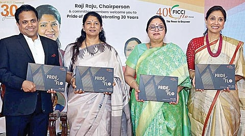 ஃபிக்கி பெண்கள் அமைப்பின் 30-வது ஆண்டு விழாவை முன்னிட்டு சென்னையில் நேற்று நடைபெற்ற நிகழ்ச்சியில் ‘ஃபிக்கி பெண்கள் அமைப்பின் பெருமை' நூலை வெளியிடுகிறார் எம்பி கனிமொழி. உடன்  ஃபிக்கி தமிழ்நாடு தலைவர் ஜி.எஸ்.கே.வேலு, ஃபிக்கி பெண்கள் அமைப்பின் தேசிய தலைவர் சுதா ஷிவ்குமார், சென்னை பிரிவு தலைவர் ராஜி ராஜூ.