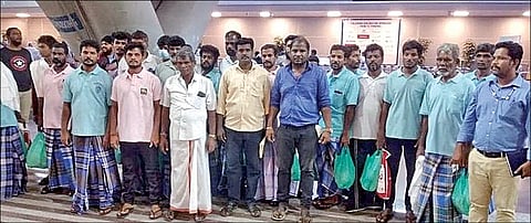 இலங்கை தலைநகர் கொழும்புவிலிருந்து சென்னை விமான நிலையம் வந்தடைந்த தமிழக மீனவர்கள் 22 பேர்.