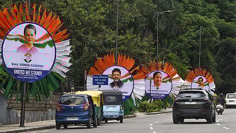 பெங்களூருவில் வைக்கப்பட்டுள்ள வரவேற்பு பதாகைகள்