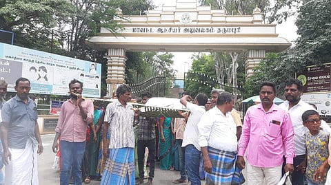 தருமபுரி ஆட்சியர் அலுவலகத்துக்கு பாடையுடன் வந்த கிராம மக்களால் பரபரப்பு