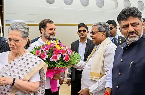 சோனியா காந்தி, மல்லிகார்ஜுன கார்கே, ராகுல் காந்தியை வரவேற்கும் சித்தராமையா