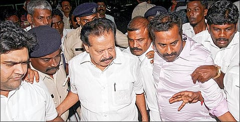 சென்னை சாஸ்திரி பவனில் உள்ள அமலாக்கத் துறை அலுவலகத்துக்கு நேற்று இரவு அழைத்து வரப்பட்ட அமைச்சர் பொன்முடி.