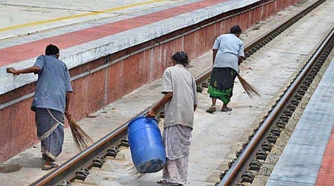 ரயில்வேயில் பணியாற்றும் தூய்மை பணியாளர்களுக்கு அடிப்படை வசதிகளை செய்து கொடுக்க வேண்டும்: தேசிய தூய்மை பணியாளர் ஆணைய தலைவர் உத்தரவு