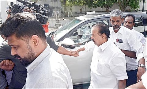 சென்னை நுங்கம்பாக்கத்தில் உள்ள அமலாக்கத் துறை அலுவலகத்தில் நேற்று ஆஜராக வந்த அமைச்சர் பொன்முடி, அவரது மகன் கவுதம சிகாமணி எம்.பி. படம்: ம.பிரபு