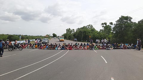 தருமபுரி - திருப்பத்தூர் சாலையில் மறியலில் ஈடுபட்ட கிராமத்தினர்.