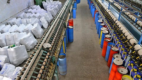 தமிழகம் முழுவதும் நூற்பாலைகள் ஸ்டிரைக் பிரச்சினை: அமைச்சர்கள் தலைமையில் நாளை பேச்சுவார்த்தை