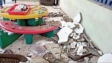 அறந்தாங்கியில் அங்கன்வாடி மையத்தில் இடிந்து விழுந்த மேற்கூரை சிமென்ட் பூச்சுகள்.