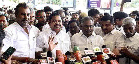 கோவை விமான நிலையத்தில் செய்தியாளர்களை நேற்று சந்தித்த அதிமுக பொதுச் செயலாளர் பழனிசாமி. உடன், கட்சி நிர்வாகிகள். படம்: ஜெ.மனோகரன்