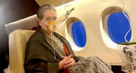 விமானத்தில் ‘ஆக்சிஜன் மாஸ்க்' அணிந்து காணப்படும் சோனியா.