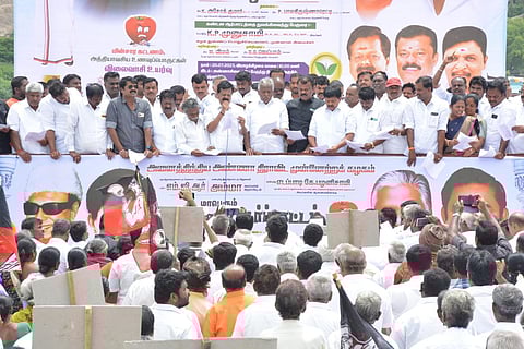 தமிழகத்தில் அத்தியாவசிய பொருட்களின் விலை உயர்வை கட்டுப்படுத்தாத திமுக அரசை கண்டித்து, கிருஷ்ணகிரியில் அதிமுக சார்பில் நடந்த ஆர்ப்பாட்டத்தில் அதிமுக துணை பொதுசெயலாளர் கே.பி.முனுசாமி கண்டனவுரையாற்றினார். அருகில் மாவட்ட செயலாளர்கள் கிழக்கு அசோக்குமார் எம்எல்ஏ, மேற்கு பாலகிருஷ்ணரெட்டி, ஊத்தங்கரை எம்எல்ஏ தமிழ்செல்வம்.