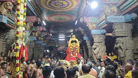 மதுரை மீனாட்சி அம்மன் கோயிலில் இன்று ஆடி முளைக்கொட்டுத்திருவிழா கொடியேற்றத்தின் போது தீபாராதனை நடைபெற்றது. சிறப்பு அலங்காரத்தில் மீனாட்சி அம்மன் எழுந்தருளினார்.