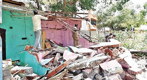 கோவை வெரைட்டிஹால் சாலை சி.எம்.சி காலனி குடியிருப்புப் பகுதியில் ஆக்கிரமிப்பில் இருந்த வீட்டை இடித்து அகற்றிய மாநகராட்சி ஊழியர்கள். படம்: ஜெ.மனோகரன்