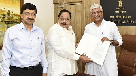 காவிரி நீரை திறந்துவிடுமாறு கர்நாடக அரசை அறிவுறுத்தும்படி முதல்வர் கடிதம்: மத்திய அமைச்சரிடம் துரைமுருகன் வழங்கினார்