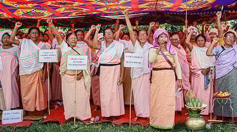 மணிப்பூரில் அமைதியை நிலைநாட்டக் கோரி ஆர்ப்பாட்டத்தில் ஈடுபட்ட பெண்கள்