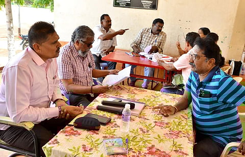 மதுரையில் ஆயுதப்படை மைதானத்தில் நியோமேக்ஸ் நிறுவனத்தால் பாதிக்கப்பட்டோர் புகார் அளிக்க நடந்த சிறப்பு முகாமில் டிஎஸ்பி குப்புசாமி, மதுரை வடக்கு வட்டாட்சியர் திருமலை ஆகியோர் புகார் மனுக்கள் பெற்றனர். படம்: நா.தங்கரத்தினம்