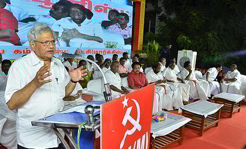 மதுரையில் மார்க்சிஸ்ட் கட்சி சார்பில் நடந்த மாநில உரிமை பாதுகாப்பு மாநாட்டில் அக்கட்சியின் அகில இந்திய பொதுச்செயலாளர் சீதாராம் யெச்சூரி பேசினார். படம்: நா.தங்கரத்தினம்