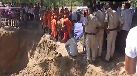 ஆழ்துளை கிணற்றில் விழுந்த குழந்தை உயிருடன் மீட்பு