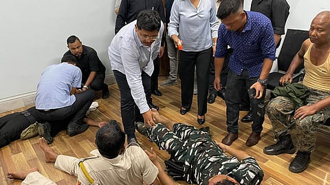 மேகாலயா முதல்வர் அலுவலகத்தை தாக்கிய கும்பல் - 5 பாதுகாவலர்கள் காயம்