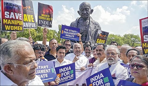 மணிப்பூர் விவகாரம் தொடர்பாக டெல்லி நாடாளுமன்ற வளாகத்தில் காங்கிரஸ்  தலைவர் மல்லிகார்ஜுன கார்கே தலைமையில் நேற்று போராட்டம் நடத்திய எதிர்க்கட்சி எம்.பி.க்கள்.படம்: பிடிஐ