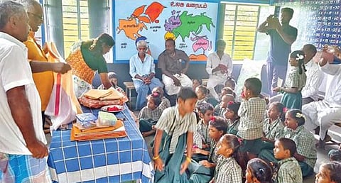 ரேணுகாபுரம் ஊராட்சி ஒன்றிய தொடக்க பள்ளியில் சீரமைக்கப்பட்ட புதிய கட்டிடம் நேற்று திறக்கப்பட்டு மாணவர்களுக்கு வகுப்புகள் நடத்தப்பட்டன.