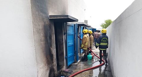 விருதுநகர் தாயில்பட்டியில் விபத்து நிகழ்ந்த பட்டாசு ஆலையில் தீயை அணைக்கும் பணியில் ஈடுபட்ட தீயணைப்புத் துறையினர்.