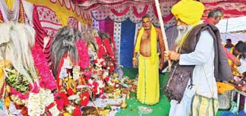 காரிமங்கலம் அருகே விநோத சடங்குகளுடன் 48 ஆண்டுகளுக்கு பின்னர் நடந்த குருமன்ஸ் மக்களின் திருவிழா